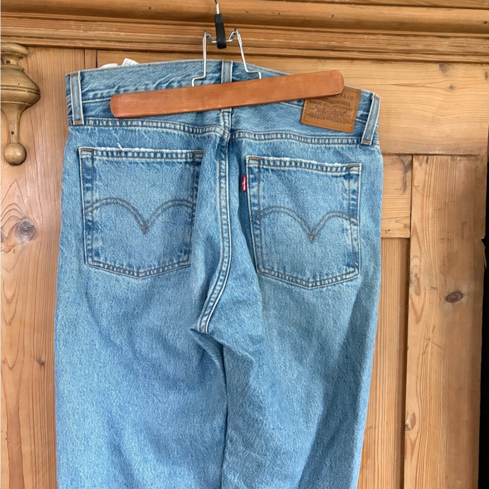 Levi's Wedgie Straight Distressed Women Jeans - Picture 2 of 5